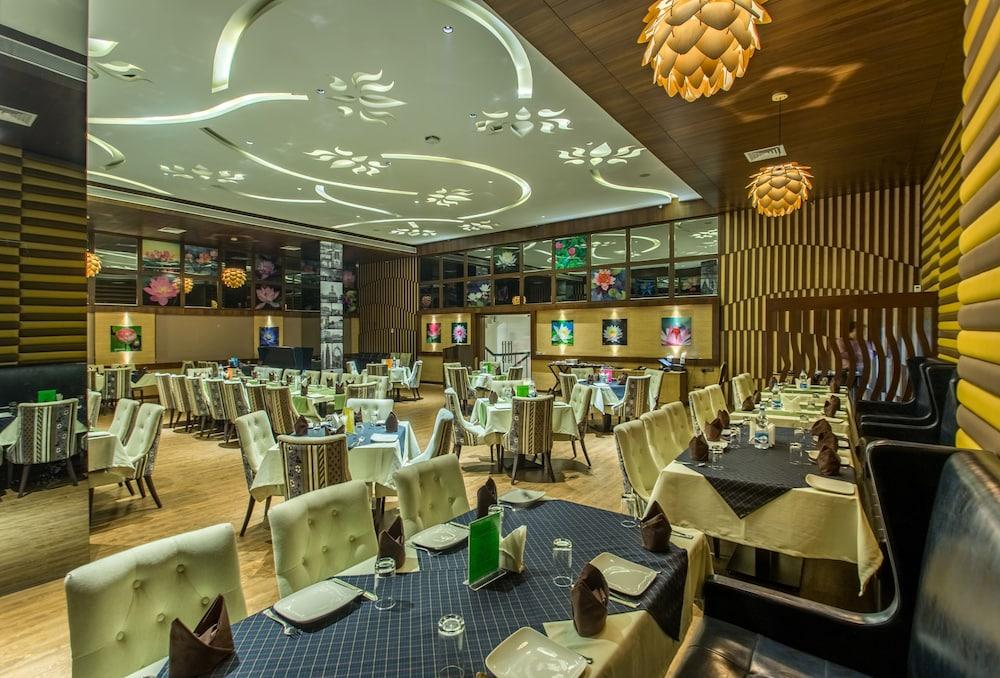 Hotel Abika Elite Ujjain Exteriör bild