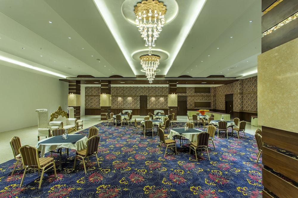 Hotel Abika Elite Ujjain Exteriör bild