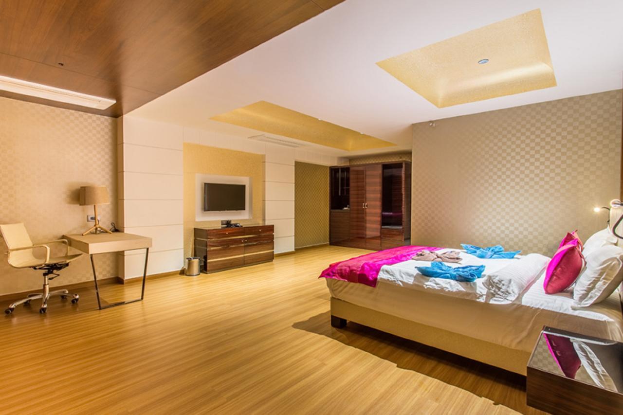 Hotel Abika Elite Ujjain Exteriör bild