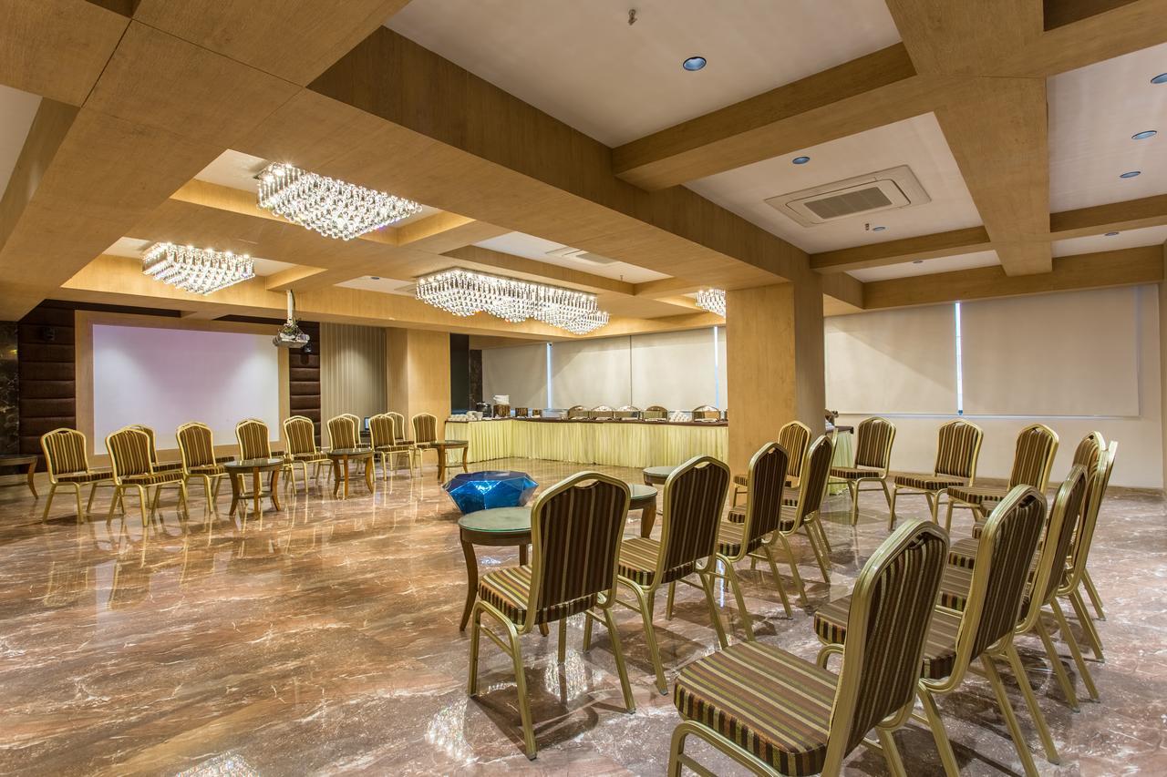 Hotel Abika Elite Ujjain Exteriör bild