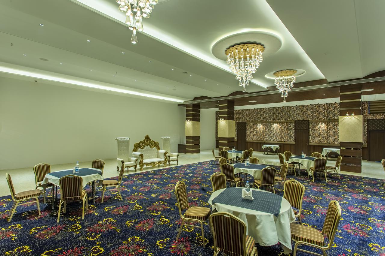 Hotel Abika Elite Ujjain Exteriör bild